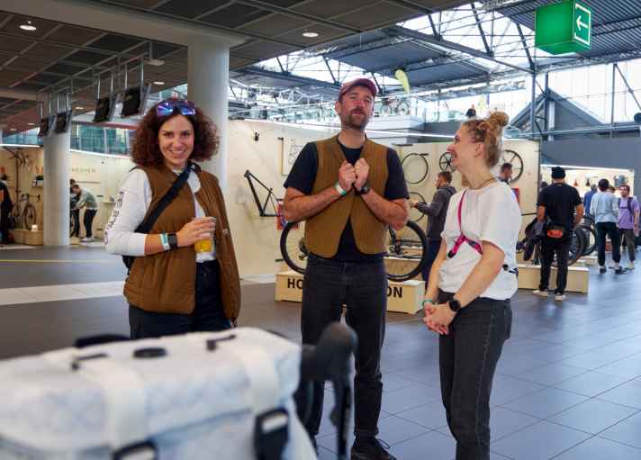 In the centre: Florian Schuster, who founded his own label Bikepacking-Taschen. The sustainable bags are developed and sewn in Stuttgart.
