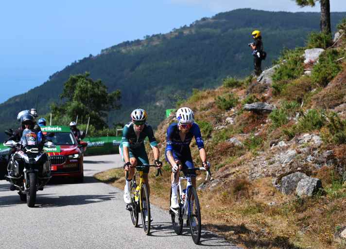 Pacher and van Aert pull away from their rivals in the final