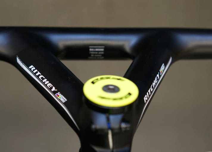   If there really is such a thing as object eroticism, then my fervent desire is for the sharp handlebar stem unit from Canadian MTB artisan Chris DeKerf. Unfortunately, ordering one of these is currently beyond my ability to endure. Deposit in dollars, months of waiting, unclear delivery time, then collection from customs, shockingly high bill - nope, nope. Maybe in the near future. Ritchey also has a neat handlebar/stem unit in its range. Made of carbon and available immediately. And the best thing: Finest DeKerf style.