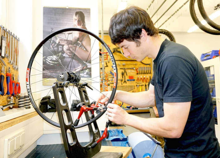   Volontär Ludwig Döhl ist ein leidenschaftlicher Nippeldreher. Die von ihm eingespeichten Laufräder stehen im Ruf unzerstörbar zu sein. Mit zeremonieller Hingabe vermählt er hier die King-Naben mit den leichten DT Swiss XR 331-Felgen. Aus dem riesigen Speichensortiment des Marktes wurden Sapim Race mit 2.0/1.8 Millimeter Dicke auserwählt. Ein leichter, aber dennoch strapazierfähiger Laufradsatz für alle Fälle. Ahhhhh, dieser geile Knäckersummsurr-Sound des Freilaufs! Einfach herrlich!!!!