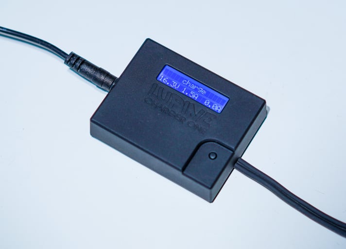   Der von Lupine eigens entwickelte Charger One besitzt ein Info-Display und informiert über den Ladestatus.
