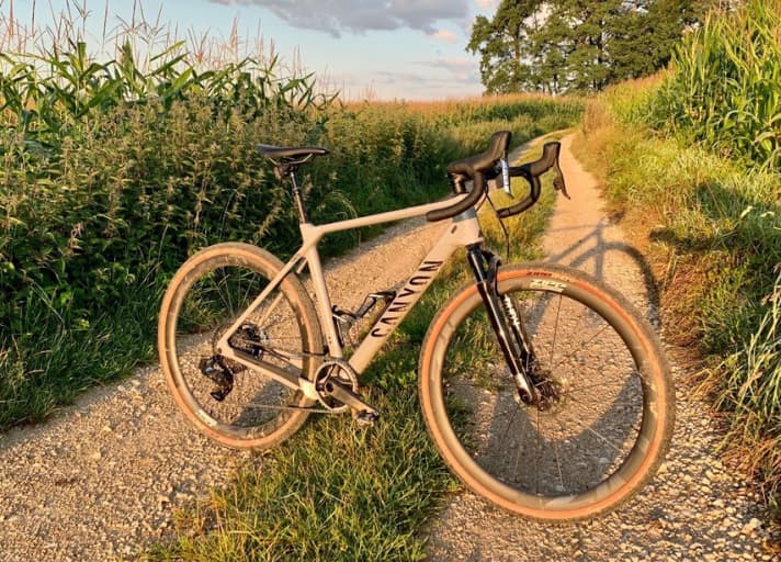   We were able to test the new XPLR gravel bike components in advance on a test bike (<a href="https://www.tour-magazin.de/raeder/gravel_bikes/einzeltest-canyon-grizl-cf-sl-8/a50546.html" target="_blank" rel="noopener noreferrer">Canyon Grizl</a>) - from the Rockshox Rudy fork to the Sram Red XPLR eTap AXS drivetrain. The Orbit 360 "Terra Trail" course served as our test track. The weight of the ready-to-ride bike was 8.92 kilos.