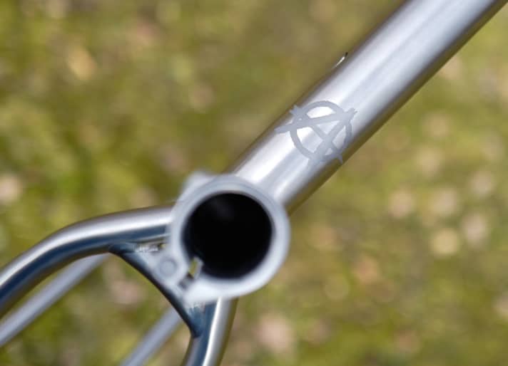   The anarchist logo on the top tube was a wish of mine and should always remind me never to allow an opinion to be dictated to me. For me, the symbol doesn't stand for snapping off Mercedes stars, but for freedom of thought.