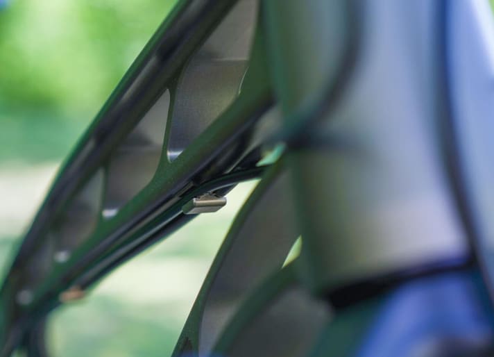 The Bowden cables are clamped into the guides and run continuously. The F160 frame does not have classic bottle cage holes. Bernd offers the option of a specially designed, screw-on holder.