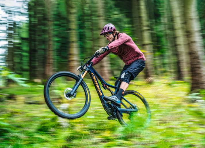   Halbe Kraft voraus: Minimales Gewicht und ein gedrosselter EP8-Motor sollen beim Orbea Rise maximales MTB-Feeling vermitteln