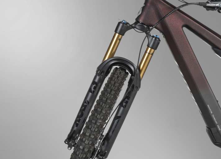 The thick Fox 38 may be heavy, but it gives the Patron a strong downhill performance and a lot of confidence off-road.