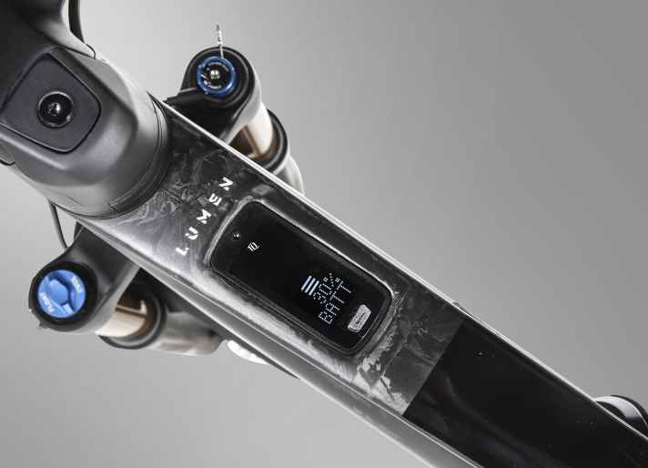 According to the manufacturer, the carbon frame of the Lumen weighs less than two kilograms and can even compete with classic cross-country bikes without a motor.