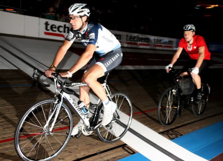   Profimaterial gegen Militärrad...Radprofi Voigt gegen Schweizer Markwalder - hier beim Einrollen... 