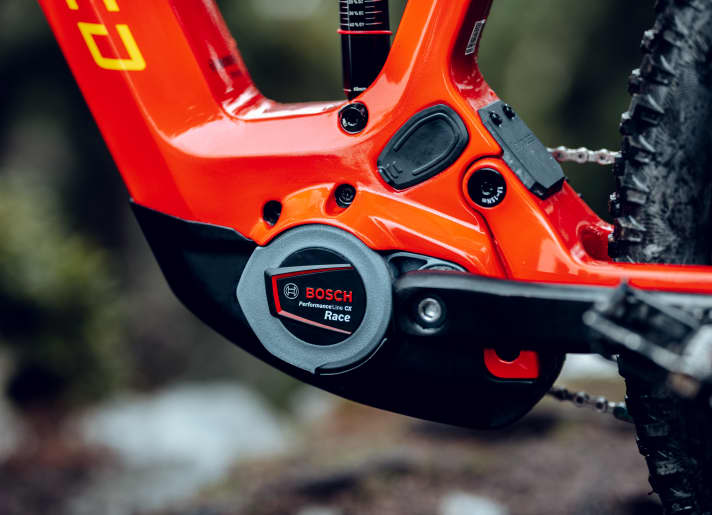 Der Bosch Performance CX Race Motor mit dem roten Winkel pusht mit 400 Prozent Unterstützung. Das Drehmoment liegt bei 85 Nm.