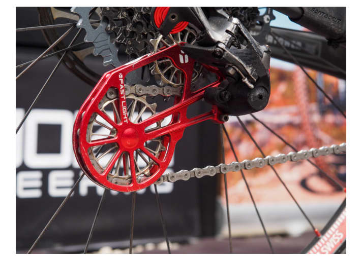 The Italian manufacturer Benozzi has developed a tuning cage for twelve-speed derailleurs. The 120 gram lightweight component is milled from an aluminium block. The pulleys are also made of aluminium. The oversized rollers (14/18 teeth) are designed to keep the chain under better tension. The cage is designed to prevent objects from becoming wedged in the derailleur and causing the derailleur to break, especially in enduro use. The Fast Light derailleur cage is available for Shimano and Sram drivetrains and costs 250 and 298 euros respectively.