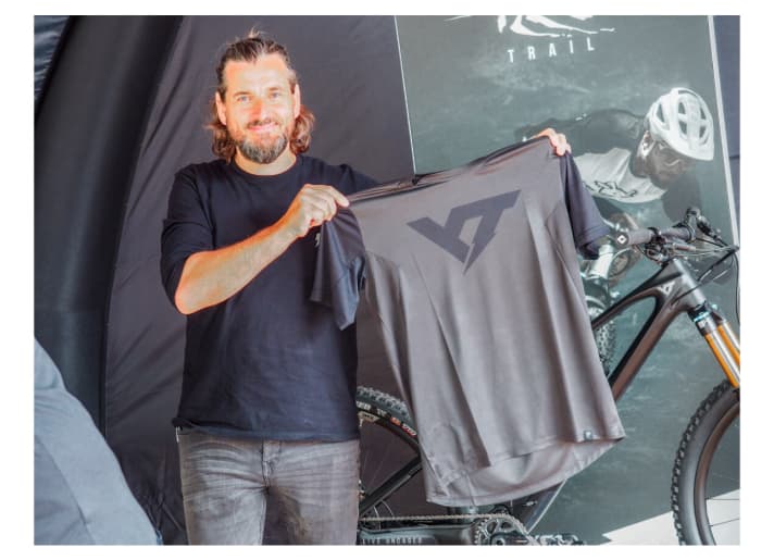 Small sneak preview:  YT man Sebastian Maag has brought some of the new performance wear to the stand. The collection comprises a total of eleven shirts, some of which are made from dry-release material. The designers have deliberately kept a low profile when it comes to colours and logos. As a nice detail, there is a glasses cleaning cloth in the hem of the jerseys. The short sleeves cost 39.90 euros, long sleeves are available for 49.90 euros. The items are expected to be available from around mid-May.