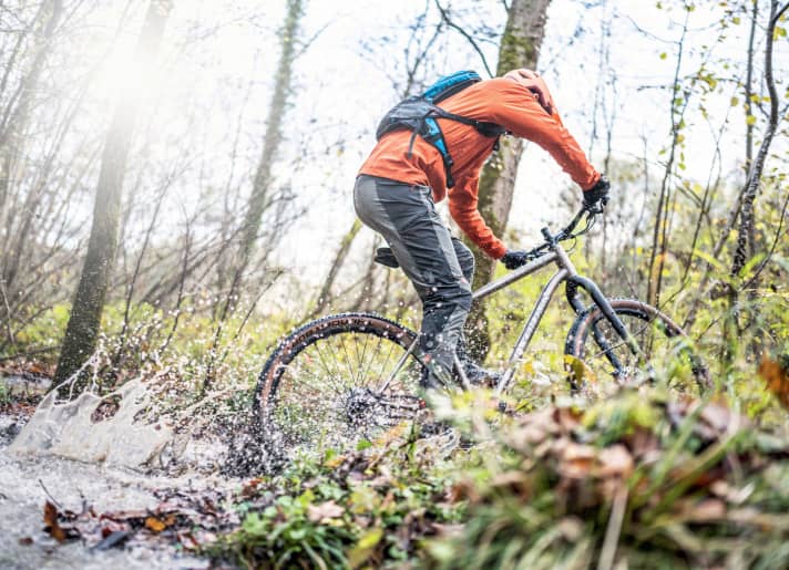 Egal, ob in flüssiger Form, als Schnee oder Schlamm – Feuchtigkeit kann den abgekapselten Getrieben von Falkenjagd und Idworx nichts anhaben. | n.