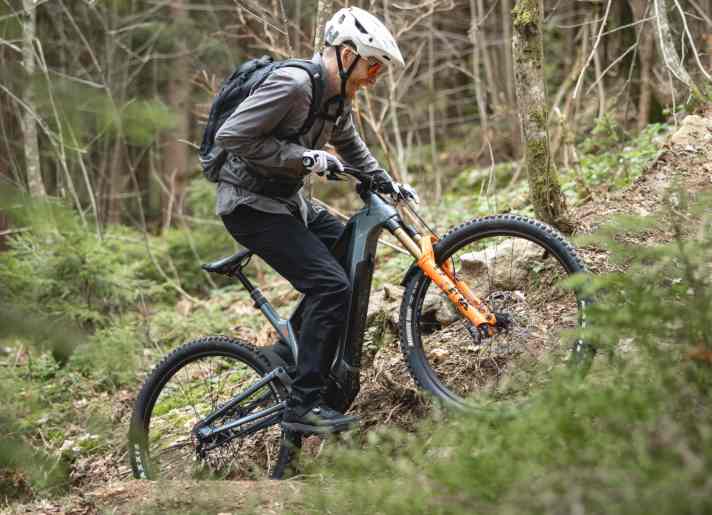 Mit kräftigem Motor und traktionsstarkem Fahrwerk klettert das Vuca souverän - trotz etwas passiver Fahrposition.