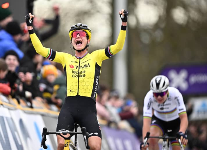 Oldie but Goldie: Mit 36 Jahren gibt Marianne Vos ihr Debüt bei Omloop het Nieuwsblad – und gewinnt direkt. Dabei kocht sie Weltmeisterin Lotte Kopecky (hinten) im Zielsprint ab, 24. Februar 2024
