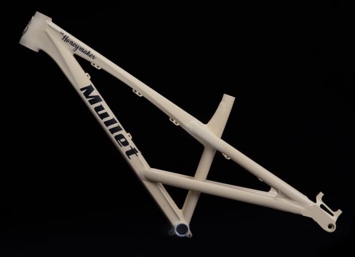   The Mullet Honeymaker frame regularly costs 1390 euros. If you strike now and pre-order from <a href="https://www.mountainproducts.de/collections/mullet-cycles" target="_blank" rel="noopener noreferrer nofollow">German distributor Mountain Products</a>, you only pay 990 euros.