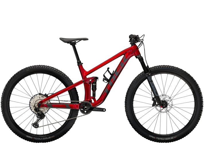  As usual, Trek also offers the Top Fuel with an aluminium frame. However, the chassis is heavy, partly due to the integrated storage compartment in the down tube. The Top Fuel 8 is the best equipped aluminium bike and costs € 3999. The entry-level model is the Top Fuel 5 for 2499 euros, only 200 euros more expensive than the frameset - albeit with a simpler shock.