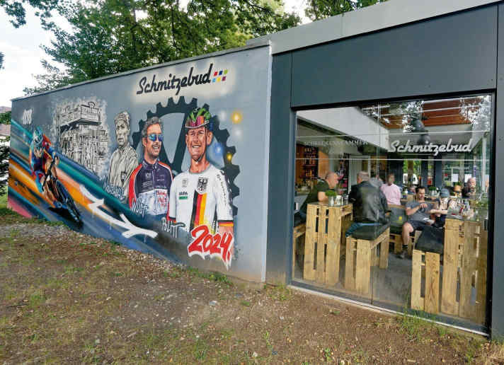 Kölsche Helden: Das neue Graffiti an der Bude zeigt Kölns Rad-Heroen Rolf Wolfshohl, Marcel Wüst und Nils Politt.
