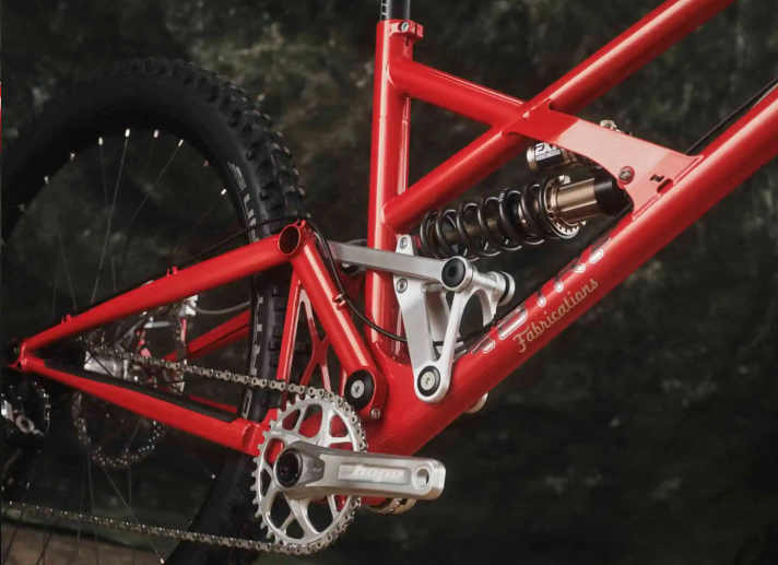 The rear triangle of the BTR Gasser is a deflected single-pivot - a simple and proven design. BTR also mills the CNC parts itself in its own workshop.