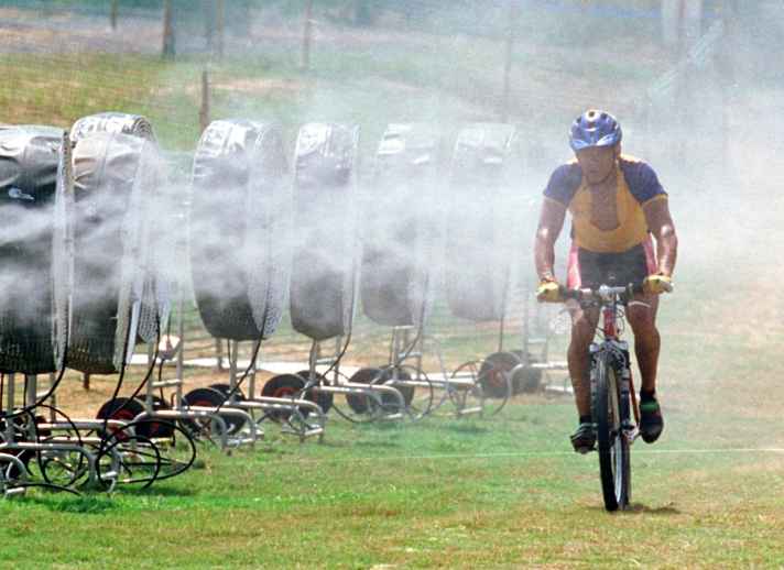 Wie cool ist das denn? Bei großer Hitze ist unser Körper für jede Extra-Kühlung von außen dankbar. Und den Sonnenschutz nicht vergessen!