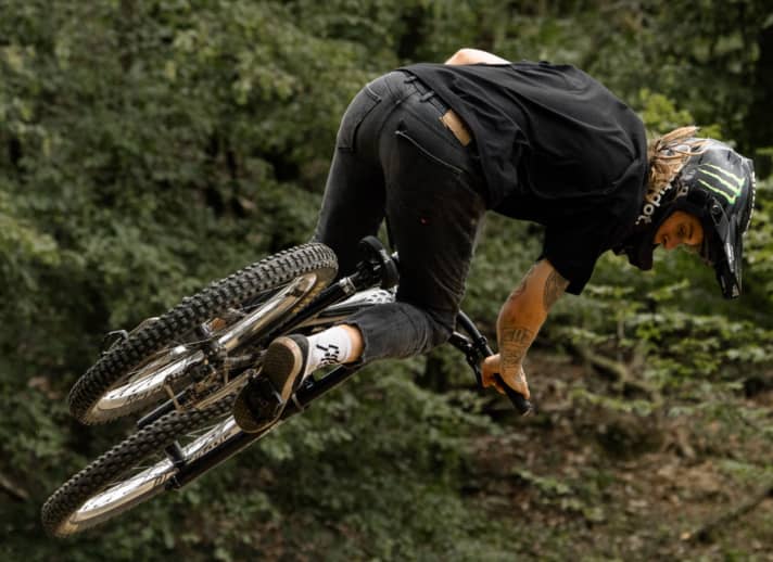 Dirt bikers and freeriders are the main target group.