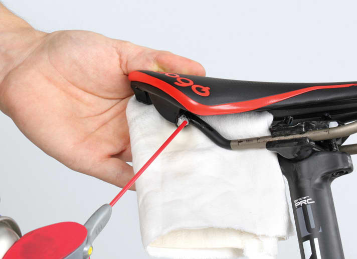 Kriechöl löst Schrauben am Fahrrad ohne Gewaltaktionen