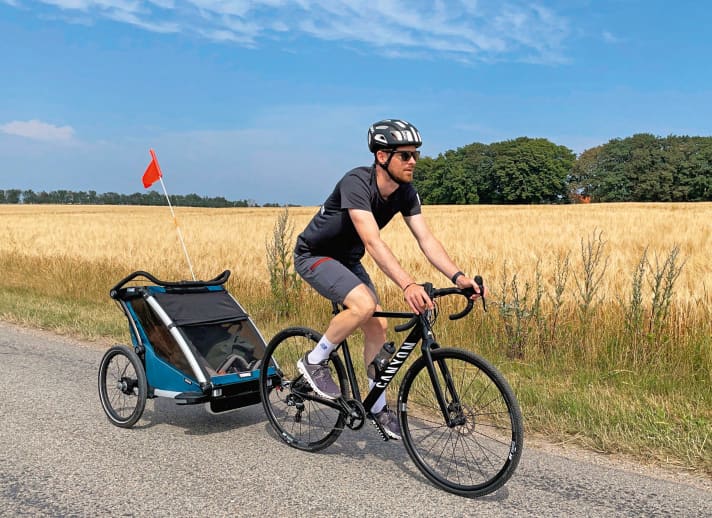   Julian Schultz, TOUR-Testredakteur mit Tochter Mathilda im Anhänger 