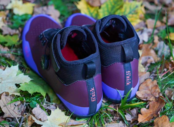 Praktisch: Die Laschen an der Ferse vereinfachen das Anziehen. Wofür man dankbar ist, denn durch den hohen Schaft ist der Einstieg nicht ganz so einfach, wie bei normalen Modellen.