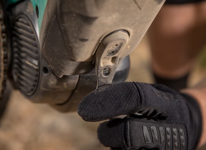   The battery is removed in four simple steps. Firstly, a rubber flap on the cover must be loosened...