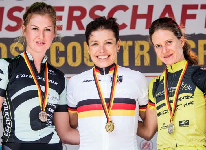   Helen Grobert (links) holte bei der XCO-DM 2017 in Bad Salzdetfurth die Silbermedaille hinter Sabine Spitz. Bronze ging an Adelheid Morath (rechts).