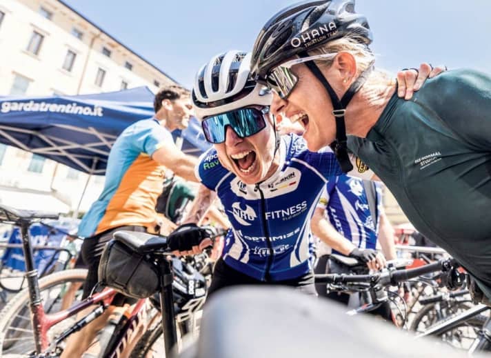 Cheers at the finish line: many weeks of hard work lie behind the participants. Mission accomplished!