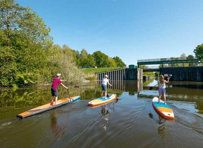 On the Dove Elbe near Hamburg, SUP beginners can experience a mini-adventure on an easy paddle course.
