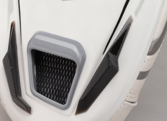   Air inlets like those on the Scott model improve the climate inside the shoe and cool the foot, especially on hot summer days 