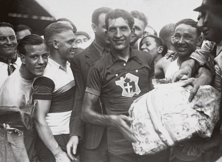 Au premier sommet : en 1938, Gino Bartali a remporté le Tour de France. Ensuite, la guerre a interrompu sa carrière pendant dix ans.