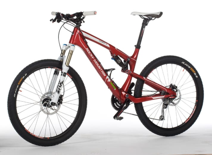   Like its brother, the MSL frame is made of 99 per cent carbon. This is the only way to reduce the weight by almost 700 grams compared to the previous model. Only the threaded inserts for attaching the front derailleur and shock are still made of aluminium. The dropouts, the entire bottom bracket area and the cable guides, on the other hand, are made entirely of compression-moulded carbon fibre.