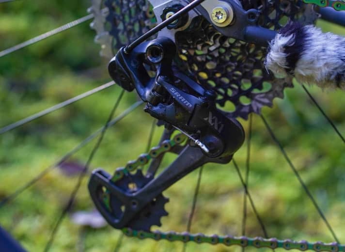   The Sram Eagle drivetrain combines lightweight construction and reliability. The classic mechanical version is used on the Patria
