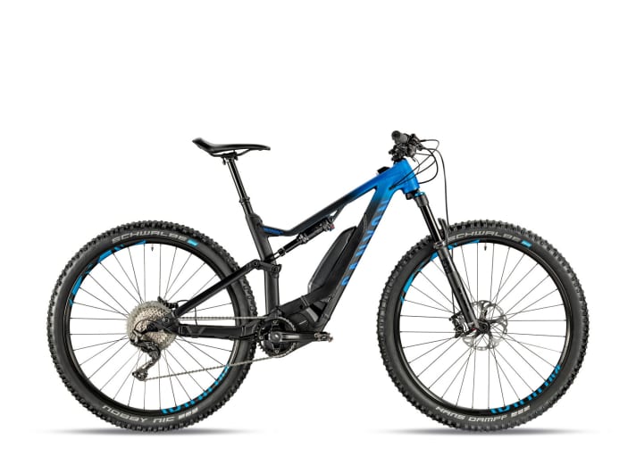   At 4299 euros, the Canyon NeuronON 7.0 costs a thousand euros more than the entry-level model. In return, you get the 34 Performance fork and the DPS shock from Fox as well as Shimano XT hubs. Like all men's models, it is available in blue or black.