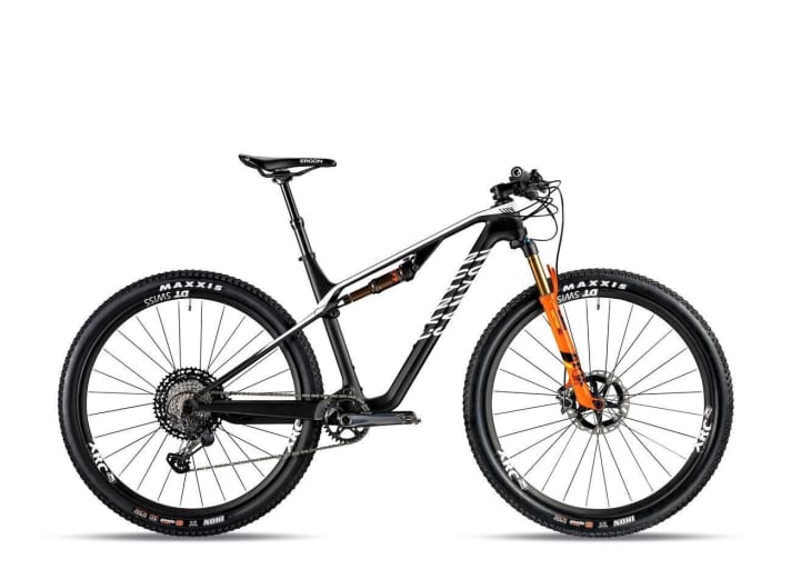   The Canyon Lux CF SLX 9.0 Race Team is the top model of the new marathon platform. For 5999 euros, the customer gets the new Shimano XTR 12-speed drivetrain and carbon wheels from DT Swiss.