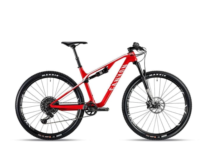   For € 2999, the Canyon Lux CF SL 7.0 Race comes with a Shimano XT 1x11 drivetrain and retractable seatpost.