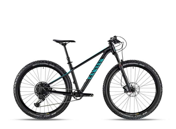   Wide tyres, a slightly higher front end, lighter equipment and forks that have been adapted for a lower rider weight: This is what characterises the women's models of the Grand Canyon AL SL. Here is the WMN AL SL 8.0 for 1299 euros.