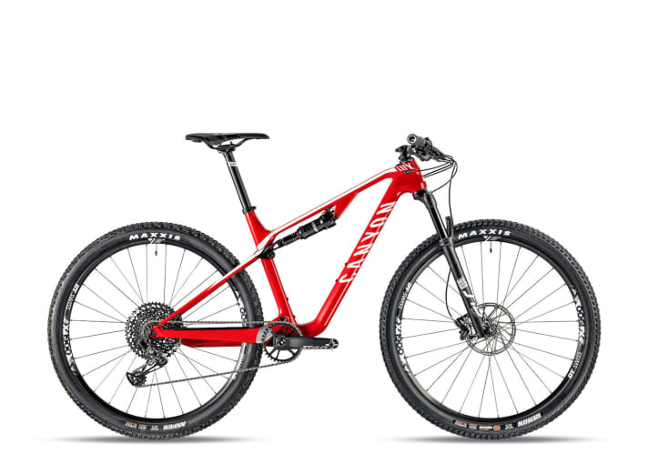   Das Lux CF SL 6.0 für 2899 Euro markiert den Einstieg in die Modellreihe. Unterschied zum 2018er 6.0 Pro Race, das 300 Euro günstiger war: eine Rockshox SID Selct statt einer Reba und kein Gripshift-Schalthebel mehr.