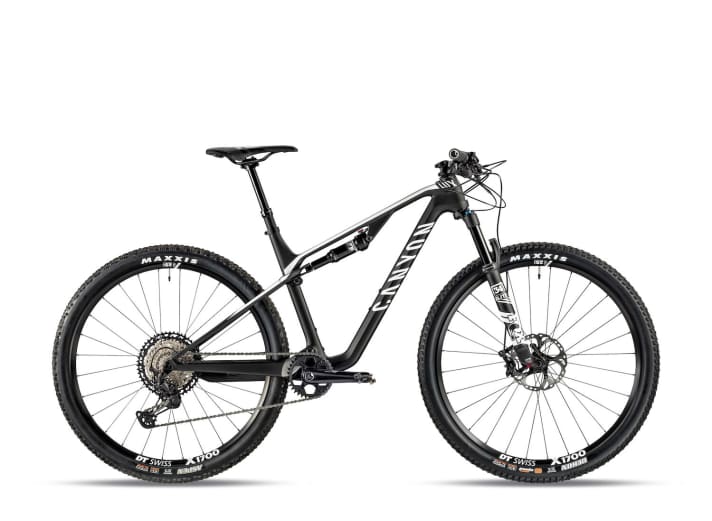   The Lux CF SL 7.0 for 3299 euros comes with Fox Performance Elite suspension, a dropper seatpost and Shimano XT 1x12 drivetrain.