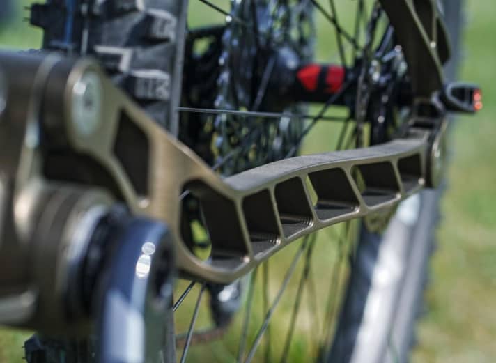 The rear triangle is particularly skilfully milled.