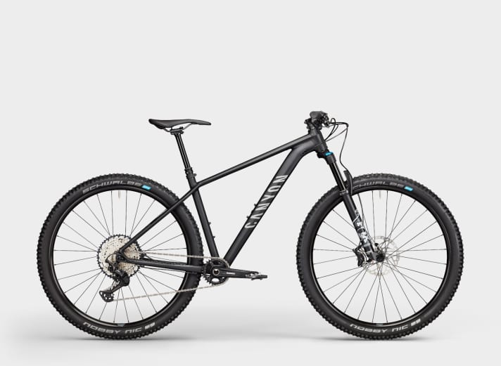   The top model of the 2021 vintage is the Grand Canyon 9 with "AL SL" frame, telescopic seatpost, 34 Fox Rhythm and Shimano XT 1x12 drivetrain.