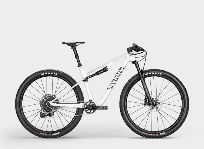   The end of the Lux family: The CF SLX 9 in the LTD version for a hefty 7000 euros and everything that is light and expensive.