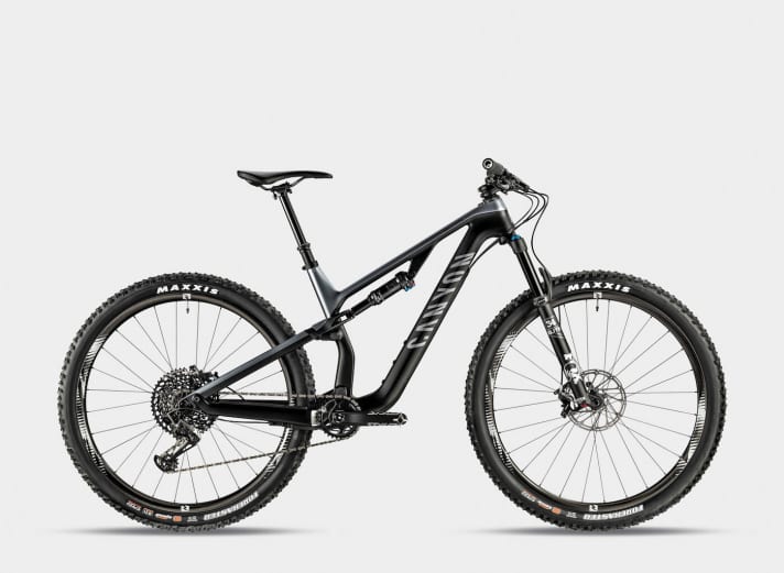   The SL version of the Neuron CF 9.0 for 3700 euros ex works with 30 mm wide Reynolds carbon wheels, Fox Transfer dropper post and 1x12 Sram X01 Eagle drivetrain. Weight according to Canyon: 12.86 kg.