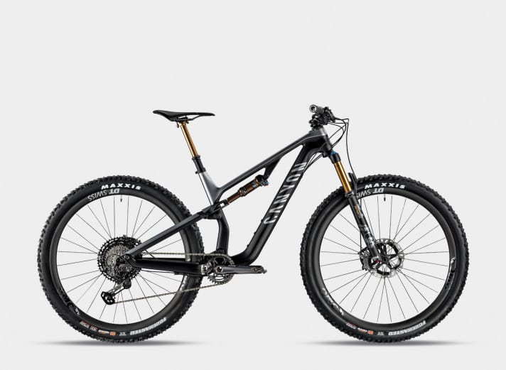   The Unlimited version of the Neuron CF costs an impressive 5600 euros. Shimano XTR brakes and the 1x12 Japanese drivetrain, carbon wheels from DT Swiss, a Fox 34 Factory and carbon components reduce the weight to 12.12 kg.