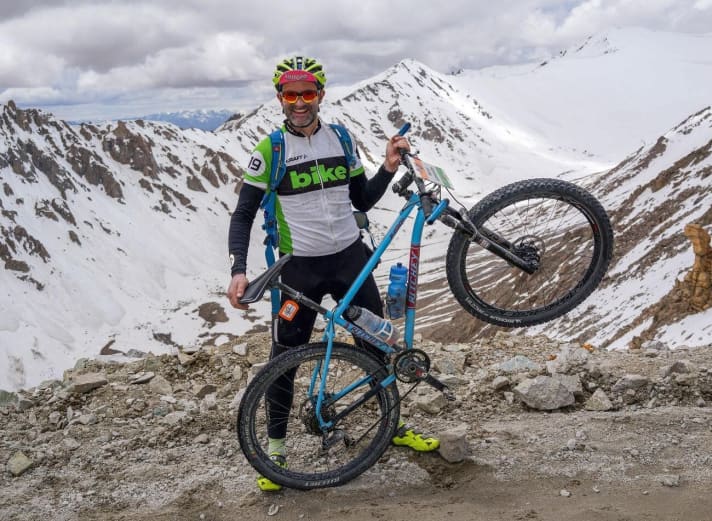   Schon irre, was man mit zwei Rädern und ein paar zusammengeschweißten Rohren erleben kann. Mountainbiken – die Ausweitung des Aktionsradius ins schier Unendliche. Hier hat Henri Lesewitz mit seinem 27,5-Zoll-Hardtail den Khardung-La-Pass im Himalaya erklommen, der mit 5602 Metern als höchster befahrbarer Pass der Welt gilt (<a href="mtb_news/events_rennen/sky-is-the-limit-mtb-etappen-rennen-auf-ueber-3000-metern/a26881.html"  rel="noopener noreferrer">BIKE berichtete</a> ). Der 27,5-Trend war kurz darauf so tot wie Elvis. Das Erlebnis blieb. 