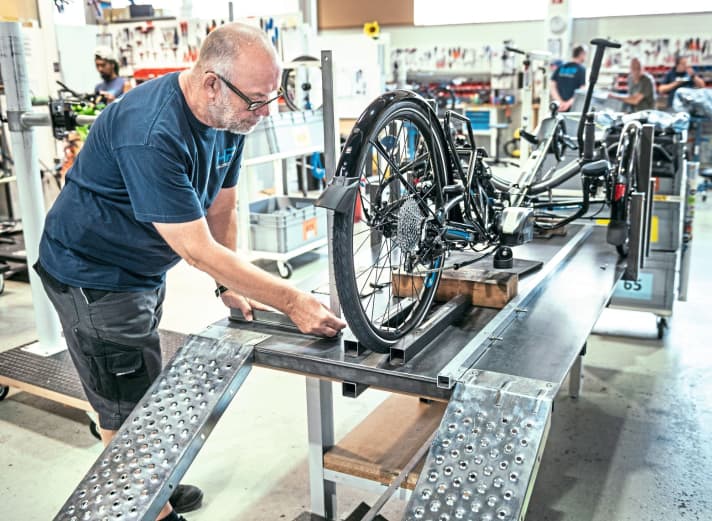 You won't find it in any two-wheeler factory: the self-made measuring stand is used to adjust the toe and camber of the wheels on trikes - for good directional stability and stable steering behaviour.