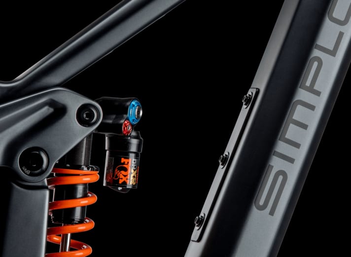 The Fox DHX2 Factory shock with 165 millimetres of travel and "Piggyback" reservoir can be added in the configurator.