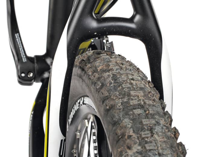   An asymmetrical rear triangle ensures tyre clearance on the Copperhead. The chainstays and bottom bracket height also increase with the frame size.